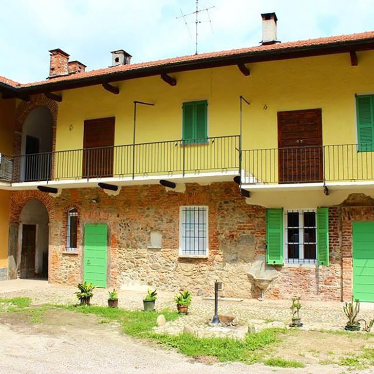 Immagini Stock - Imbianchino Caucasico In Tuta Bianca, Prepara La Vernice  Bianca Per Dipingere Il Muro Rosa. Industria Di Costruzioni. Lavora In  Sicurezza.. Image 121538378